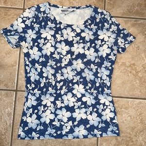 EUC pretty cotton/spandex printed floral shirt has some stretch to it